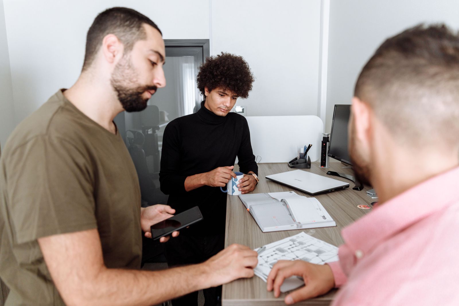 Équipe INTERNATIONALE BANQUE collaborant sur un projet client.
