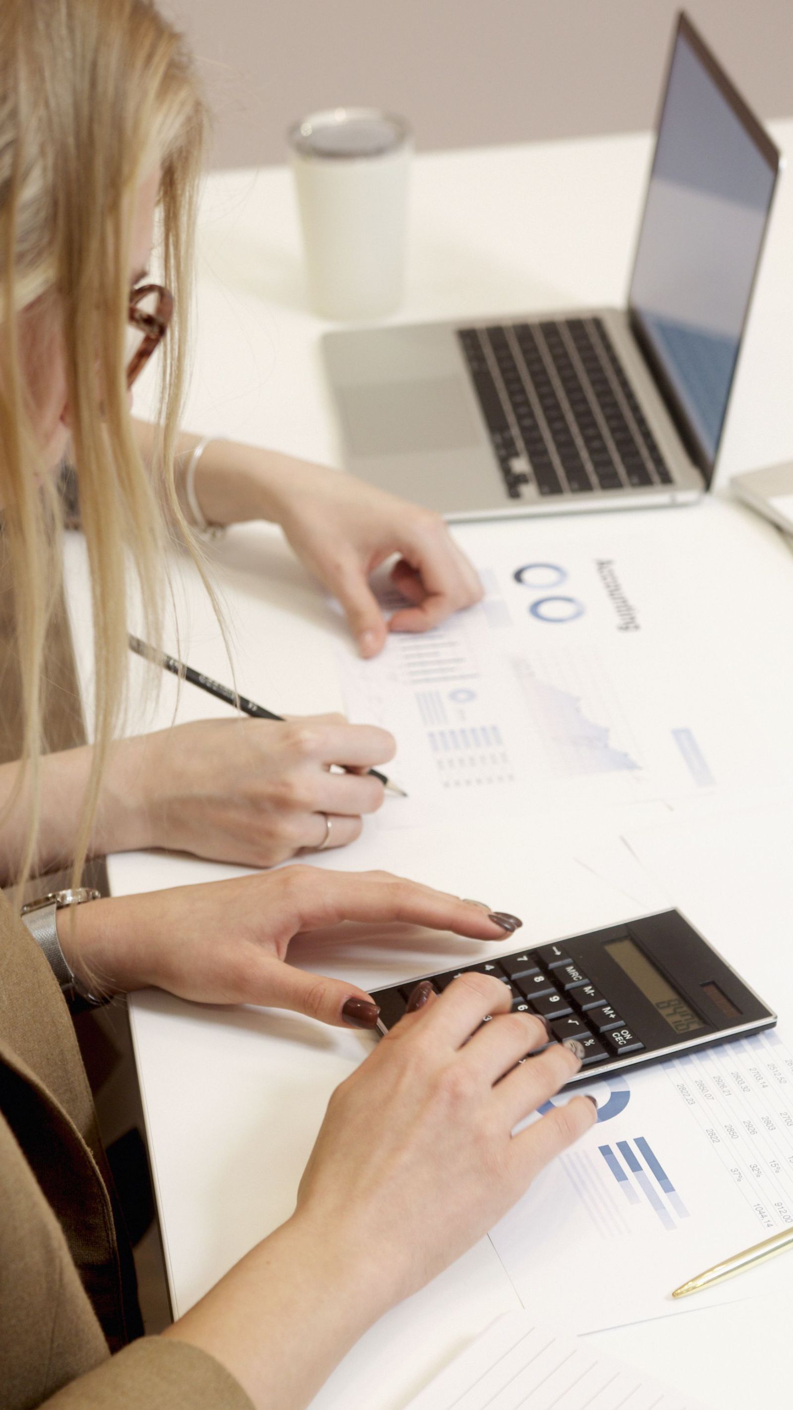 Simulation de financement avec calculatrice et documents.