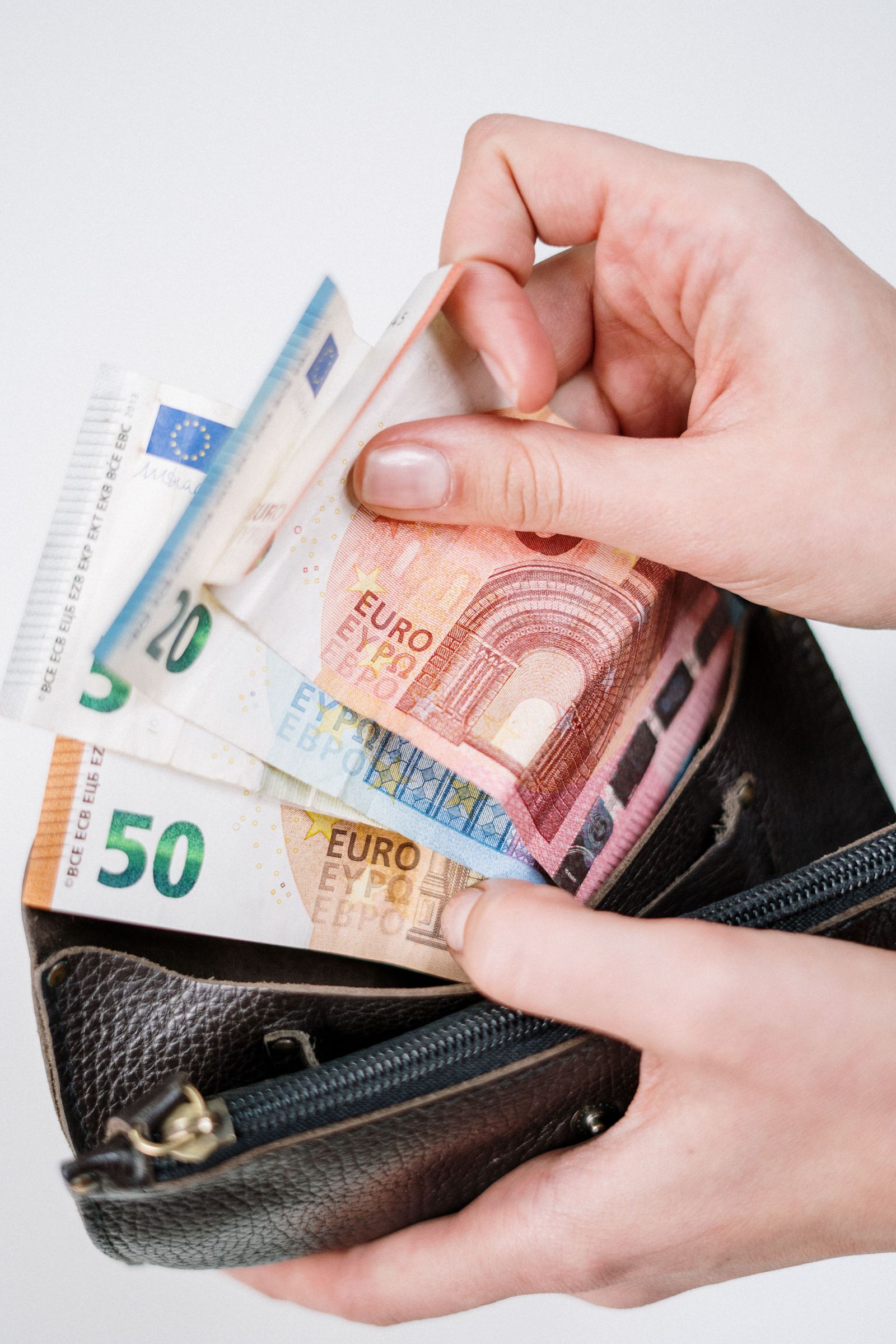 Billets en euros retirés d’un portefeuille.