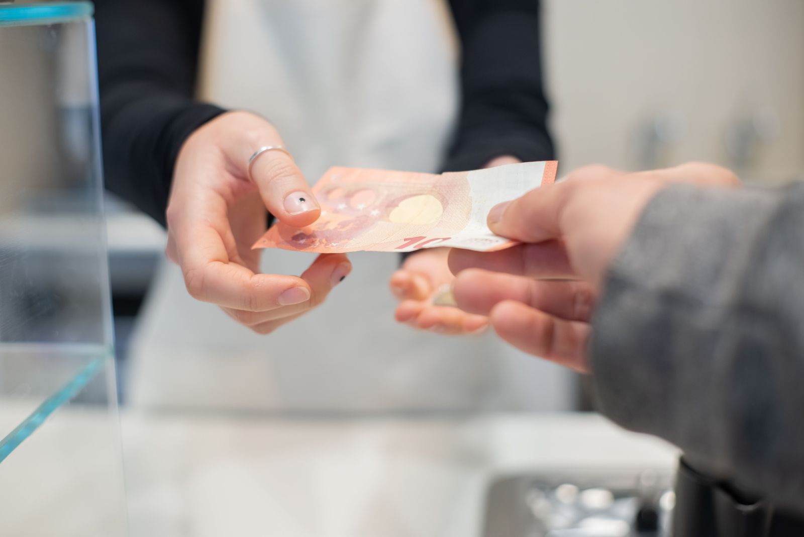 Remise de billets en main propre au comptoir.